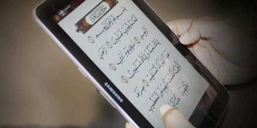 أمين الفتوى يوضح حكم قراءة القرآن من الهاتف أثناء الصلاة النافلة (فيديو)