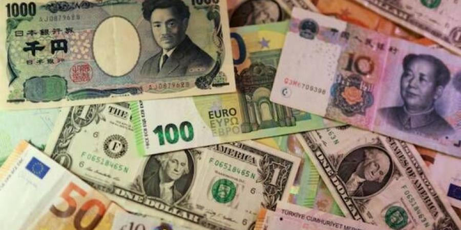 تراجع الدولار مع انخفاض عائدات السندات الأمريكية