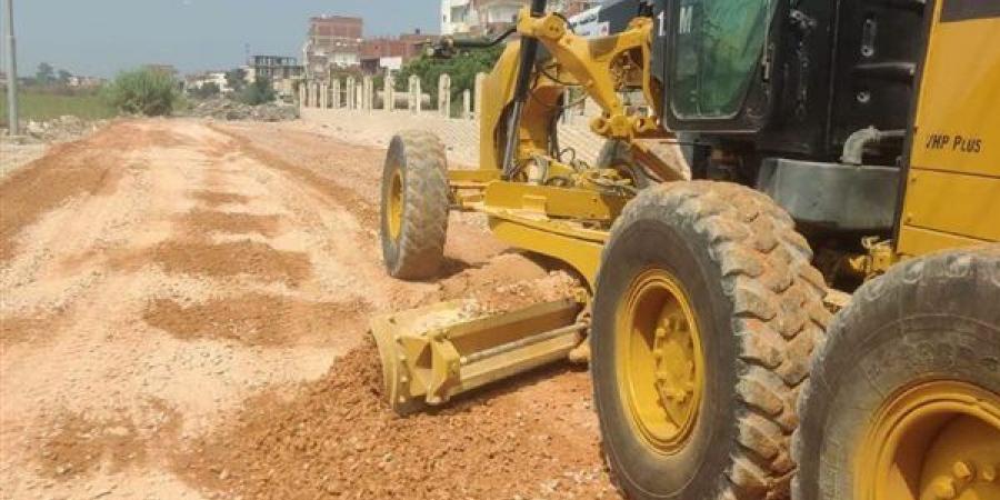 عبد الخالق شوشة يتابع رصف وتطوير الشوارع بعدد من المناطق بأبو المطامير