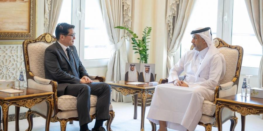 وزير الدولة للشؤون الداخلية يستعرض مع سفير كوريا لدى الدولة التعاون الأمني بين البلدين