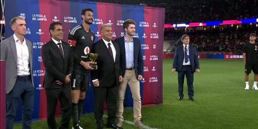 الشناوي يتسلم كأس المركز الثاني بعد خسارة الأهلي أمام برشلونة (صور)