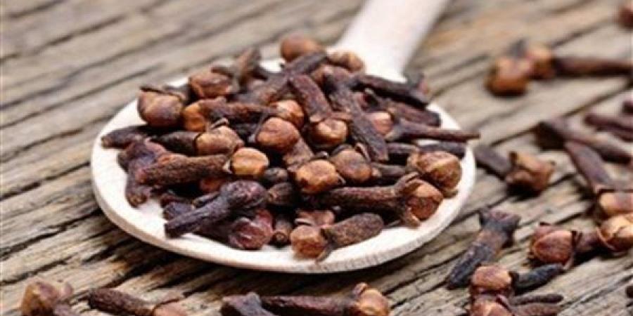 فوائد مضغ القرنفل صباحا، يحسن صحة الفم والجهاز الهضمي