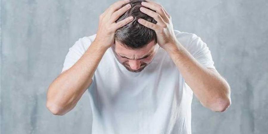 كيف نعالج القلق الاجتماعي؟ أستاذ طب نفسي يجيب