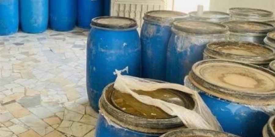 تموين الفيوم يتحفظ على 2450 كيلو صودا كاوية تستخدم في صناعة المخللات