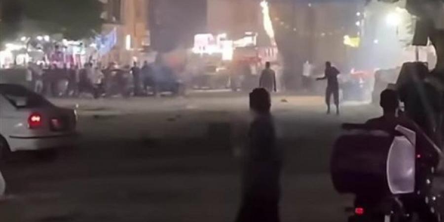قفلوا الشارع، مشاجرة بالأسلحة البيضاء أمام مستشفى الصدر بالعمرانية، والأهالي يغلقون منازلهم ومحالهم (فيديو)