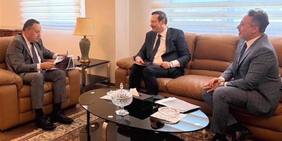 قنصوة يوجه بتطوير المسرح الجامعي ومسرحة التاريخ المصري القديم