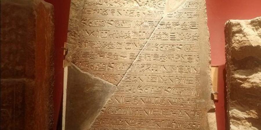 انتهاء أعمال ترميم لوحة للملك رمسيس الثاني بالمتحف المصري بالتحرير