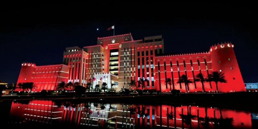 مؤسسات الدولة تتزين بالأحمر احتفاءً بيوم العمل الإنساني