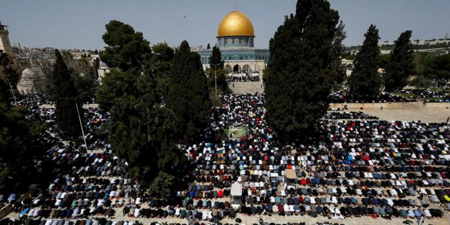 عشرات الآلاف من الفلسطينيين يؤدون صلاة الجمعة في المسجد الأقصى المبارك