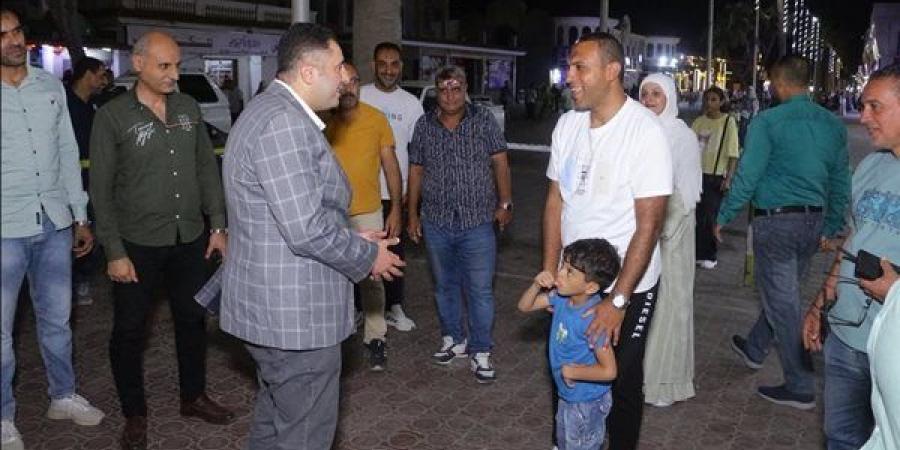 محافظ دمياط يلتقي المصطافين برأس البر ويشدد على إزالة الإشغالات باللسان
