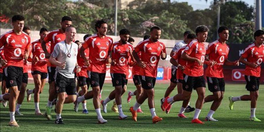 عموتة يحاضر لاعبي الأهلي بالفيديو استعدادا لمواجهة الغد