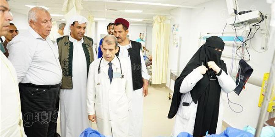 محافظ مطروح يطمئن على السكرتير العام ومرافقيه عقب حادث انقلاب سيارة بالنجيلة