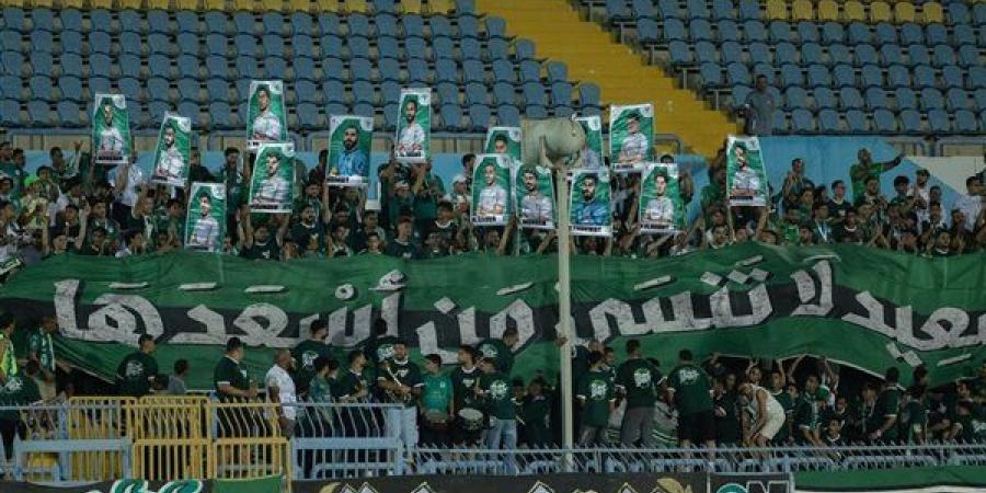 جماهير المصري ترفع لافتات بصور لاعبيها: بورسعيد لا تنسي من أسعدها