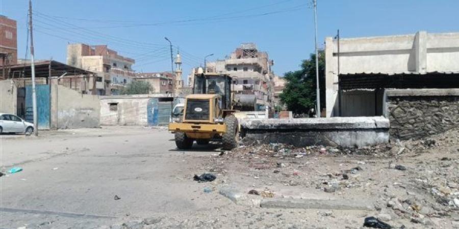 بعد شكاوى الأهالي، رفع الإشغالات والمخلفات من منطقة السوق بالإسماعيلية