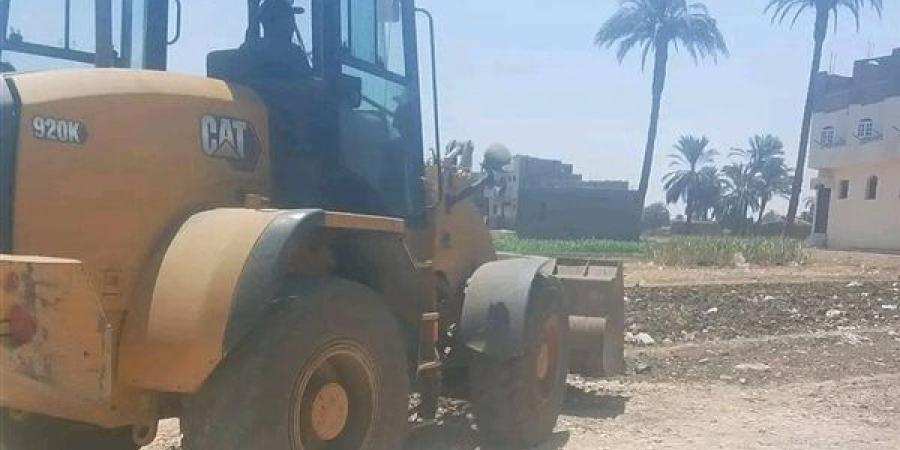 إزالة ملعب مخالف خارج الحيز العمراني بمدخل مدينة قوص بقنا