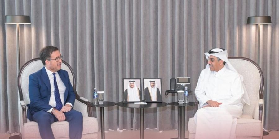 وزير العمل يجتمع مع سفير طاجيكستان والقائم بالأعمال بالإنابة في سفارة الولايات المتحدة