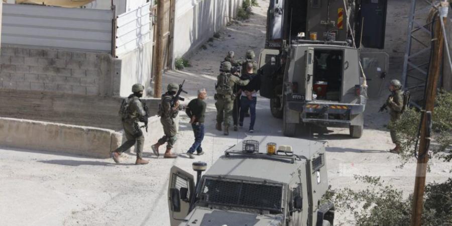 الاحتلال الإسرائيلي يعتقل 10 فلسطينيين خلال اقتحامه لمدن وبلدات الضفة الغربية