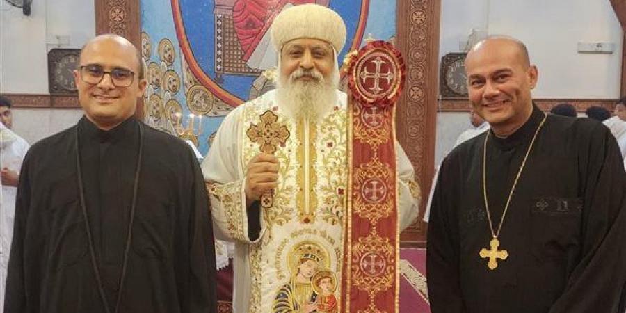 الأنبا ميخائيل يرسم خادمين دياكونين بكاتدرائية السيدة العذراء بحلوان