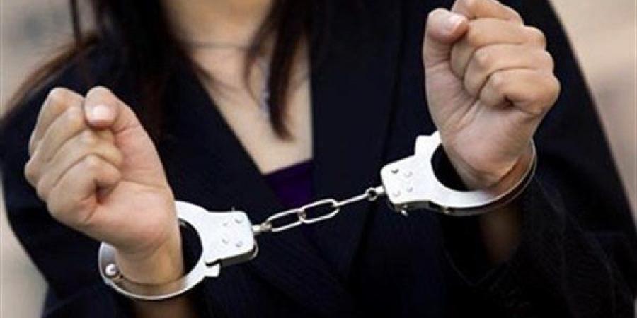 رفض الزواج منها، ضبط خادمة بلوجر شهير بتهمة سرقة أموال وشاشات وميكروفونات من شقته
