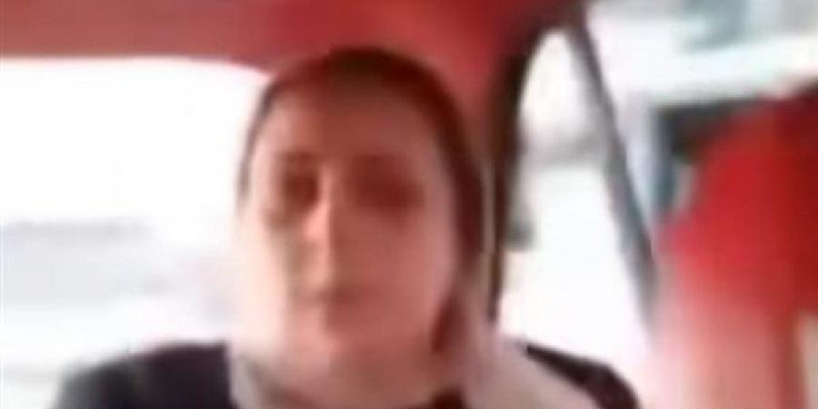 لساني مبرد، فيديو يوثق إهانة سيدة لسائق أوبر بالسب وبعد تصويرها وجهت له عبارة غريبة