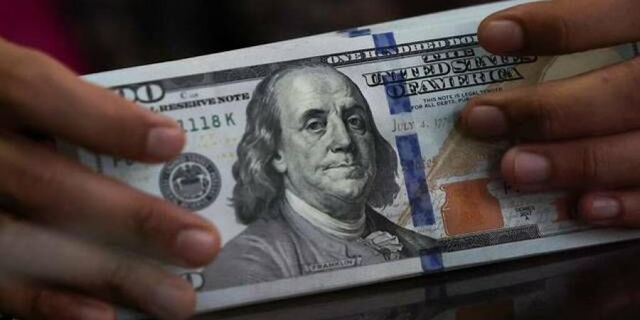 الدولار يتحرك ضمن نطاق ضيق قبيل بيانات التضخم وجاكسون هول